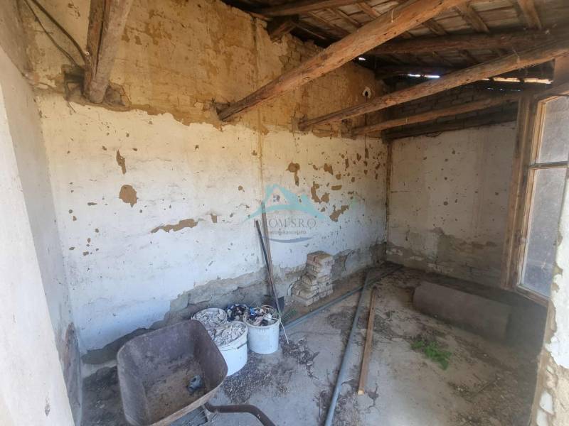 Rodinný dom na predaj, obec Ipolvece, Maďarsko - Interiér rodinného domu s poškodenými stenami a starou stavebnou výbavou.