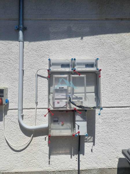 Rodinný dom na predaj, obec Ipolvece, Maďarsko - Rozvody elektriny na fasáde rodinného domu v Ipolyveci.