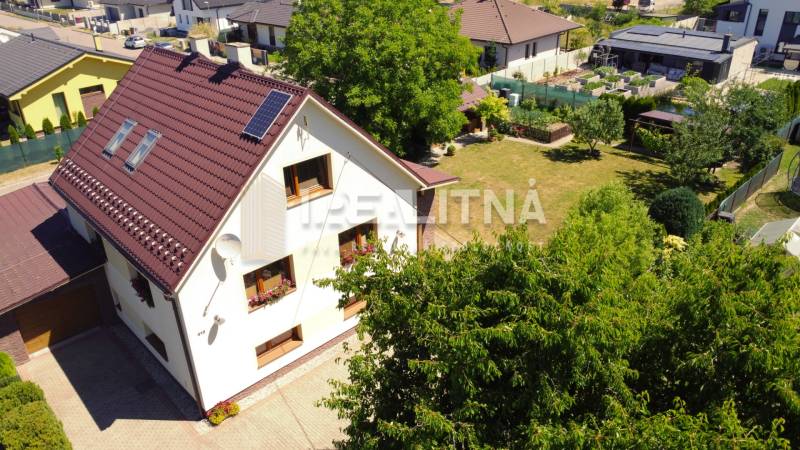 RODINNÝ DOM S GARÁŽOU A ALTÁNKOM, KRIVÁŇ, 933 M2 - Rodinný dom v Kriváni na ulici Kriváň s priestrannou záhradou a udržiavaným trávnikom.