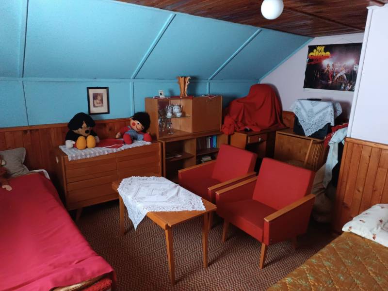  Na predaj 3-izbový byt s podkrovím, garážou a záhradou – Nová Baňa   - Izba s retro nábytkom, bábiky, kreslá, drevené obloženie, na ulici Cintorínska a 3-izbový byt.