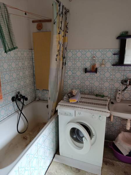  Na predaj 3-izbový byt s podkrovím, garážou a záhradou – Nová Baňa   - Kúpeľňa s vaňou, práčkou a umývadlom, v retro štýle, ulica Cintorínska pri 3-izbovom byte.