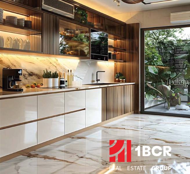 THE RIVIERA BEVERLY HILLS RESIDENCES PATTAYA - Kuchyňa vo výstavbe bytov s mramorovou podlahou a výhľadom na záhradu.