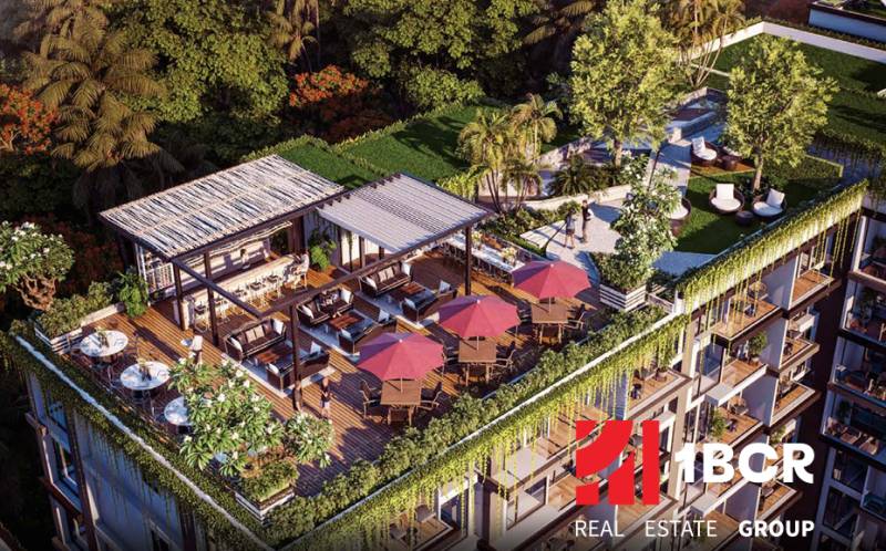 THE RIVIERA BEVERLY HILLS RESIDENCES PATTAYA - Strešná záhrada s terasou v komplexe výstavby bytov v Pattayi obklopená zeleňou.