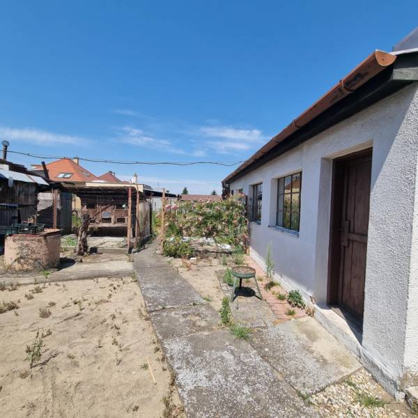 Rodinný dom na predaj - Malacky. - Rodinný dom na ulici Riadok v Malackách so staršou záhradou a dvorom.