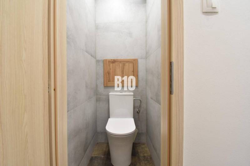 Predaj 3-izbového bytu, Bytča - Toaleta s jednoduchým dizajnom v 3-izbovom byte.