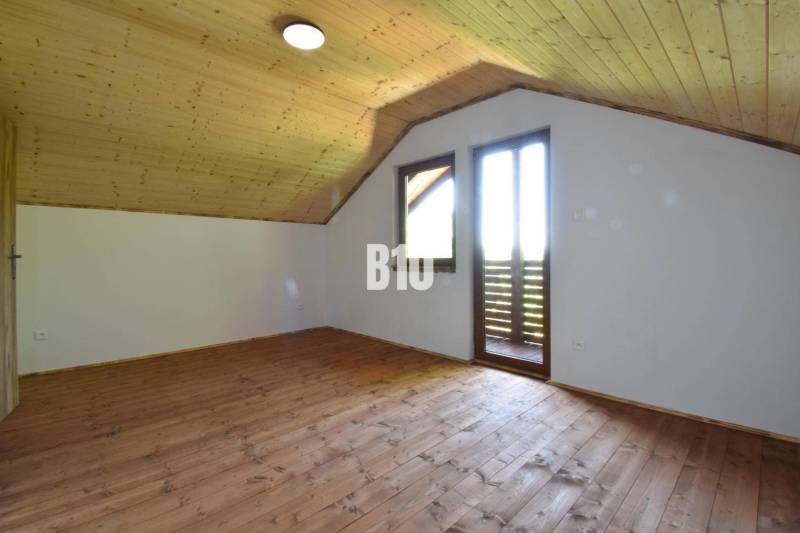 Predaj chaty a chalupy, Bytča - Podkrovná izba s dreveným obložením a podlahou v Chate pri Bytči.