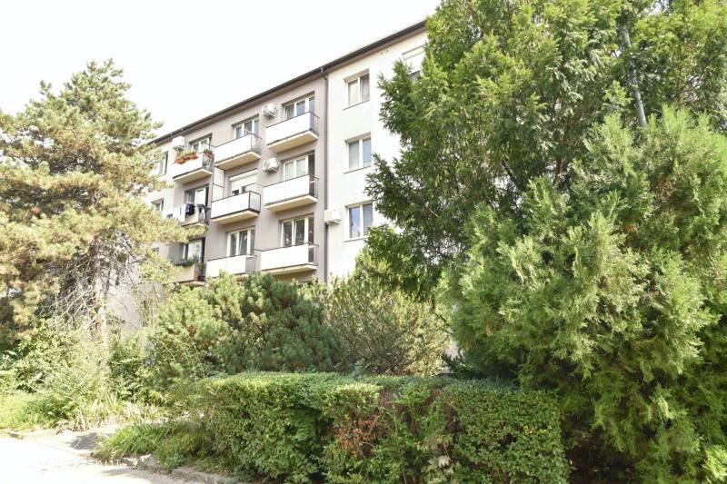 2 izbový zrekonštruovaný byt, balkón, tehlový dom, Štrkovec - Bytový dom obklopený zeleňou na Smolníckej ulici v Bratislave - Ružinove, s balkónmi.