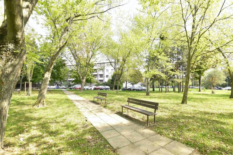 2 izbový zrekonštruovaný byt, balkón, tehlový dom, Štrkovec - Park v Bratislava - Ružinov, Smolnícka, stromy, lavičky a chodník, atmosféra oddychu.