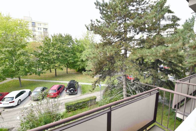 2 izbový zrekonštruovaný byt, balkón, tehlový dom, Štrkovec - Výhľad z 2-izbového bytu na ulici Smolnícka v Bratislave-Ružinove. Parkovanie a zeleň.