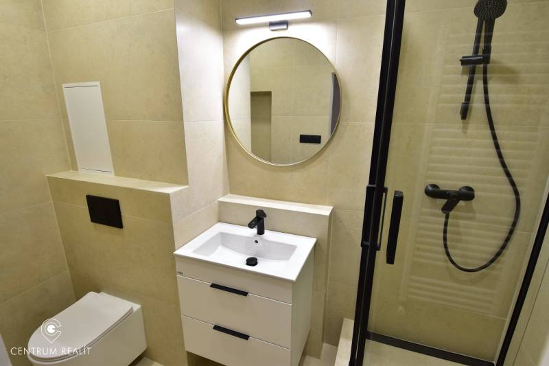 2 izbový zrekonštruovaný byt, balkón, tehlový dom, Štrkovec - Kúpeľňa v 2-izbovom byte s umývadlom, zrkadlom a sprchovacím kútom.