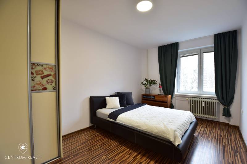 2 izbový zrekonštruovaný byt, balkón, tehlový dom, Štrkovec - Spálňa v 2-izbovom byte s posteľou, vstavanou skriňou a oknom.