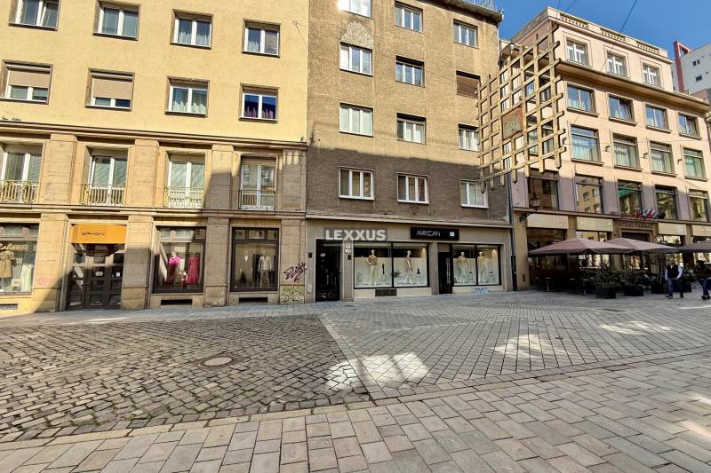 2i zariadený byt , Laurinská ul., BA I.- Staré Mesto, 57,30m2 - Historická budova na Laurinskej ulici v Bratislave so obchodnými priestormi v prízemí.