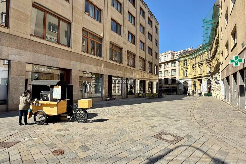 2i zariadený byt , Laurinská ul., BA I.- Staré Mesto, 57,30m2 - Pohľad na Laurinskú ulicu v Bratislave, Staré Mesto s predajným stánkom na trojkolke.