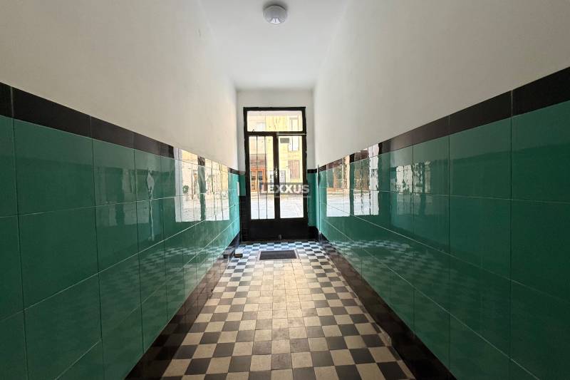 2i zariadený byt , Laurinská ul., BA I.- Staré Mesto, 57,30m2 - Chodba s dlažbou a zelenými obkladačkami vedie k vchodu na Laurinskej ulici.