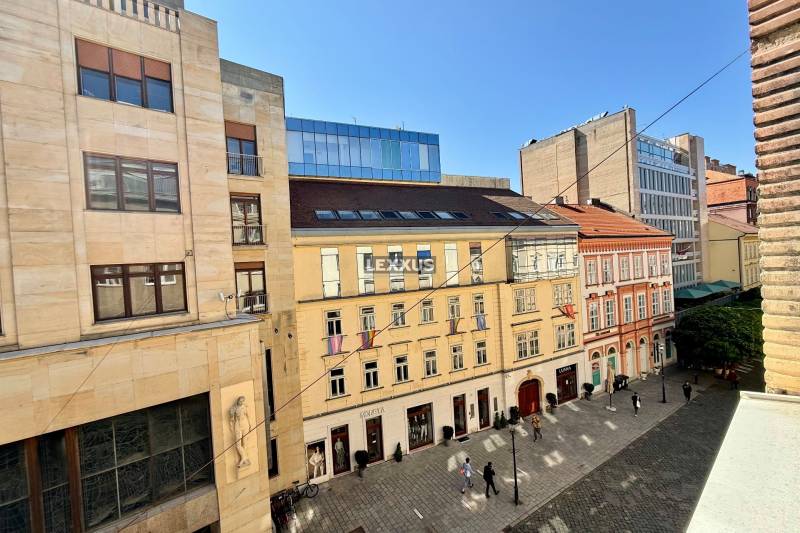 2i zariadený byt , Laurinská ul., BA I.- Staré Mesto, 57,30m2 - Pohľad na rušnú Laurinskú ulicu v Bratislava - Starom Meste s historickými budovami.