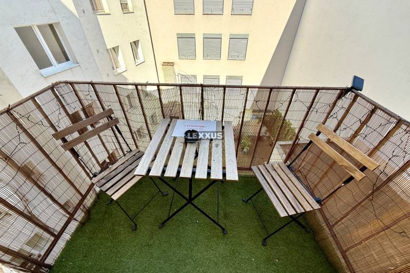 2i zariadený byt , Laurinská ul., BA I.- Staré Mesto, 57,30m2 - Balkón s dreveným posedením a umelým trávnikom v 2-izbovom byte.