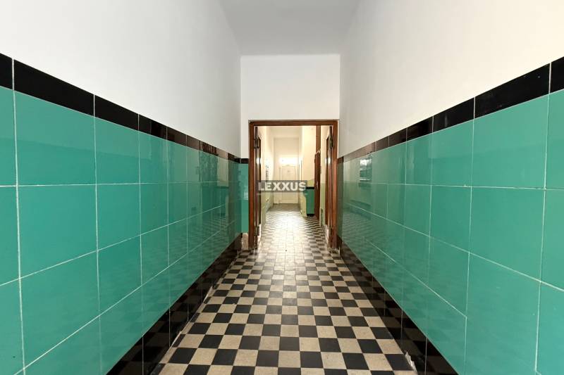 2i zariadený byt , Laurinská ul., BA I.- Staré Mesto, 57,30m2 - Chodba s dlaždicami v 2-izbovom byte, zelené obklady a šachovnicová podlaha.
