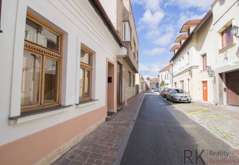 Centrum Košíc- Vrátna ulica, 2.izb. byt s terasou - Ulica Vrátna v Košiciach, Staré Mesto, s historickými fasádami a zaparkovanými autami.