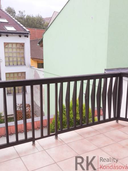 Centrum Košíc- Vrátna ulica, 2.izb. byt s terasou - Balkón s výhľadom na budovy, 2-izbový byt na Vrátnej ulici v Košiciach.