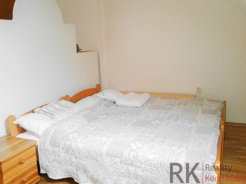 Centrum Košíc- Vrátna ulica, 2.izb. byt s terasou - Svetlá spálňa s manželskou posteľou v 2-izbovom byte.