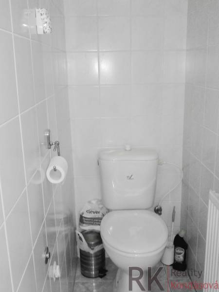 Centrum Košíc- Vrátna ulica, 2.izb. byt s terasou - Toaleta v 2-izbovom byte s dlaždicovými stenami a základným vybavením.