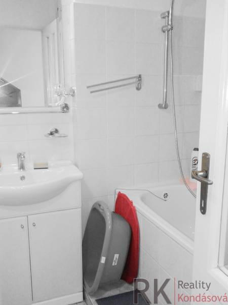 Centrum Košíc- Vrátna ulica, 2.izb. byt s terasou - Kúpeľňa v 2-izbovom byte s vaňou a umývadlom, biela dlažba.
