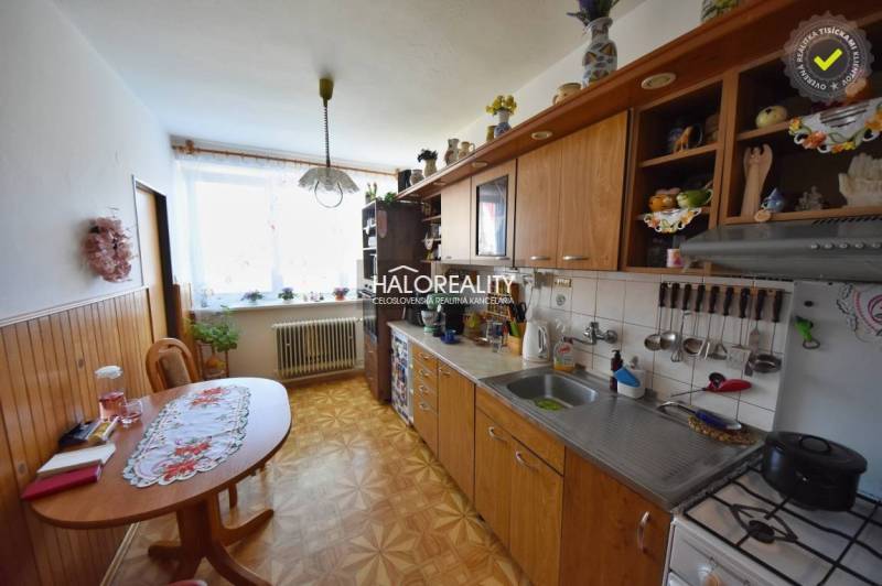 Predaj, rodinný dom Župkov - EXKLUZÍVNE HALO REALITY - Kuchyňa v rodinnom dome s drevenou linkou, stolom a ozdobným prestieraním.