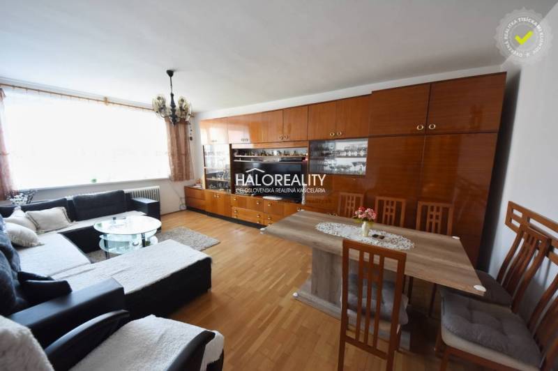 Predaj, rodinný dom Župkov - EXKLUZÍVNE HALO REALITY - Obývacia izba s pohovkou, vitrínou, stolom a stoličkami v rodinnom dome.