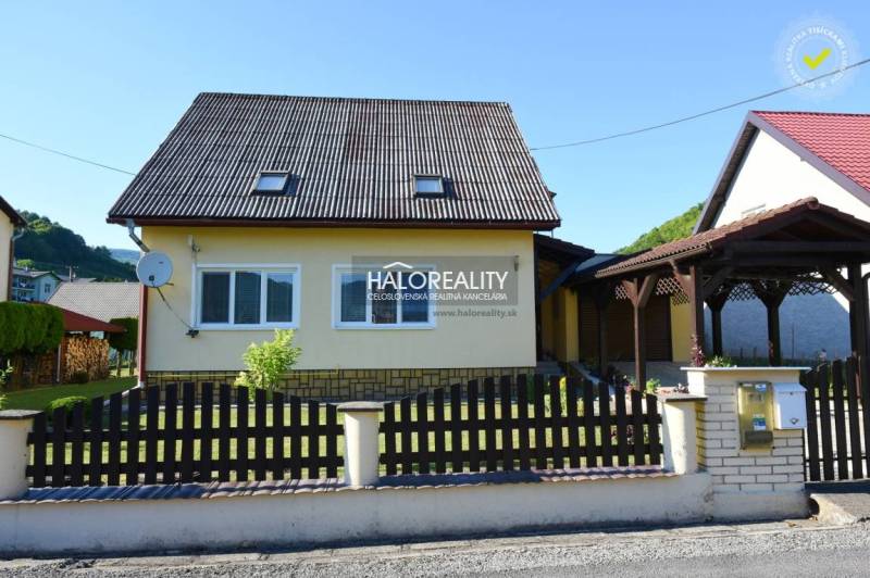 Predaj, rodinný dom Župkov - EXKLUZÍVNE HALO REALITY - Rodinný dom v Župkove s dreveným plotom a satelitnou anténou na slnečnom pozemku.
