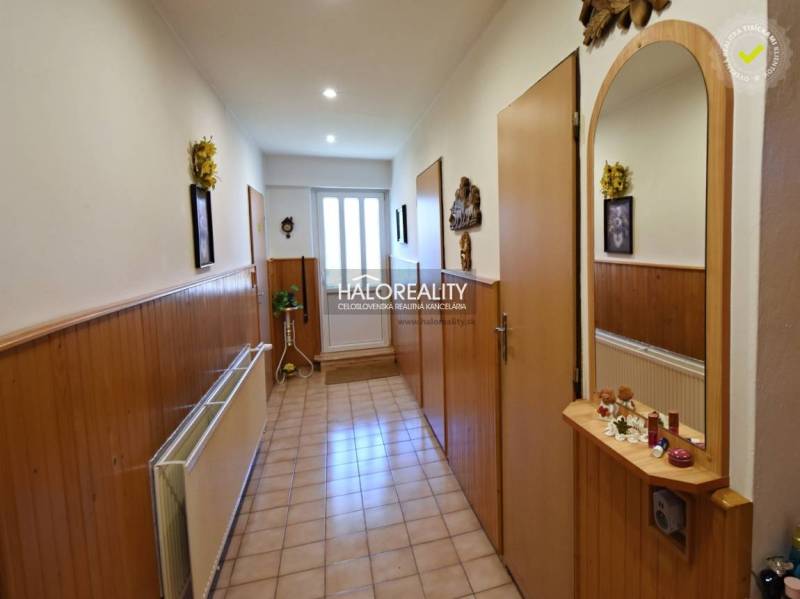Predaj, rodinný dom Župkov - EXKLUZÍVNE HALO REALITY - Chodba v rodinnom dome s dreveným obložením, ozdobnými prvkami a vchodovými dverami.