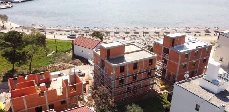 CHORVÁTSKO - Luxusné apartmány (4i) - ostrov VIR - Stavebné práce pri pláži v meste Vir, s rozostavanými budovami blízko pobrežia.