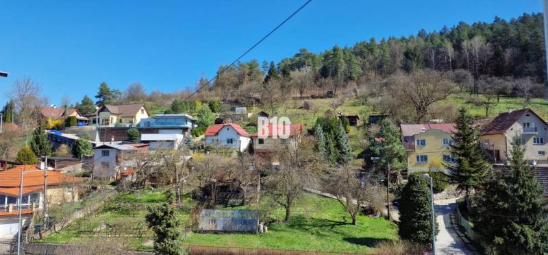 Predaj 4-izbového bytu, Kuzmányho, Kuzmányho, Považská Bystrica - Domy na svahu s lesom na okraji Považskej Bystrice.