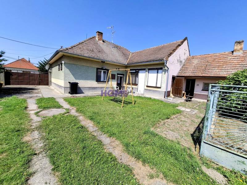 VEĽKÝ POZEMOK NA STAVBU 2 - 3 RD SO VŠETKÝMI IS NA POZEMKU.  - Rodinný dom obklopený záhradou na ulici Čierna Voda v Čiernej Vode, pozemky - bývanie.