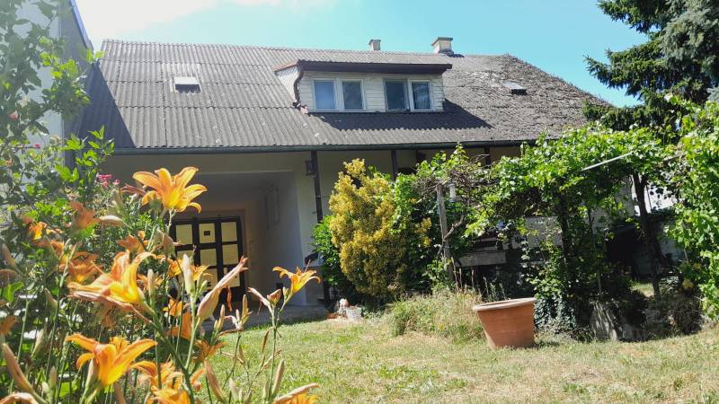 Predaj rodinného domu, Neusiedl am See - Rodinný dom v Potzneusiedli s kvetinovou záhradou, vinicou a tradičným šikmým strešným designom.