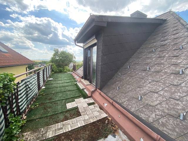 Predaj rodinného domu, Bruck an der Leitha - Podkrovná terasa rodinného domu v Hundsheime s výhľadom a s trávnikovou plochou.