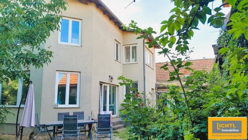 Predaj rodinného domu, Neusiedl am See - Rodinný dom v Kittsee so záhradou a terasou, obklopený množstvom zelene.