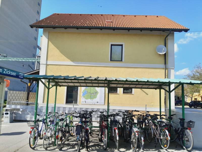Prenájom obchodného priestoru, Neusiedl am See - Bicykle zaparkované v prístrešku pred obchodnými priestormi v St. Andrä am Zicksee.