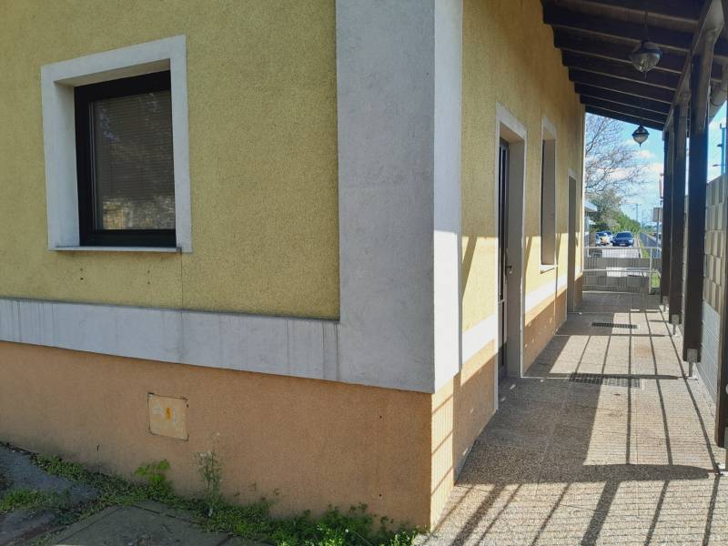 Prenájom obchodného priestoru, Neusiedl am See - Žltá budova s ​​chodbou v St. Andrä am Zicksee, poskytuje obchodné priestory.