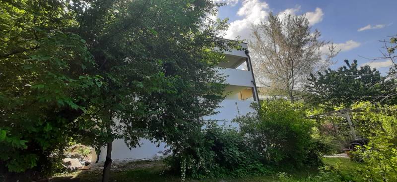 Predaj vily, Bruck an der Leitha - Vila v Hainburg an der Donau obklopená zeleňou s čiastočne odkrytými poschodiami.