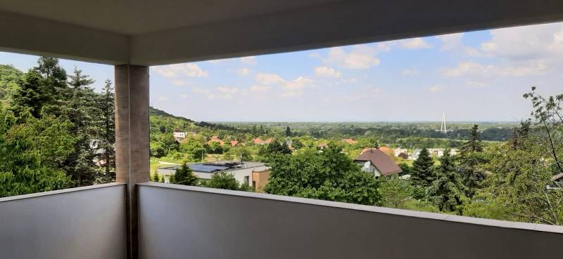 Predaj vily, Bruck an der Leitha - Výhľad z vily na zeleň a mesto Hainburg an der Donau v diaľke.