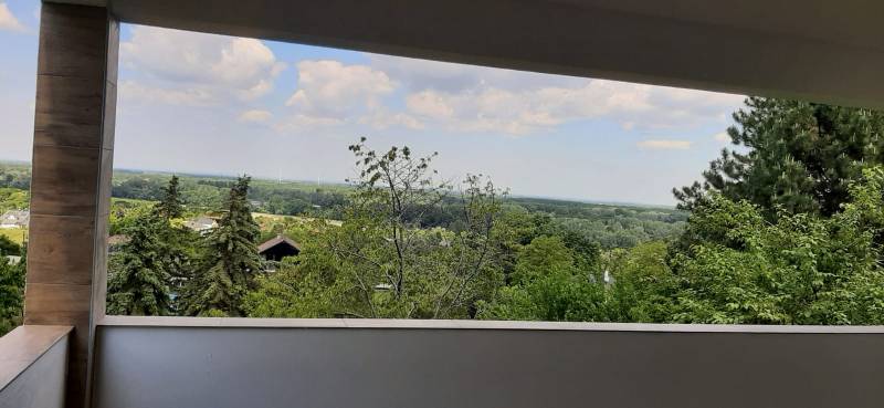 Predaj vily, Bruck an der Leitha - Výhľad z vily na zeleň a oblohu v Hainburgu an der Donau.