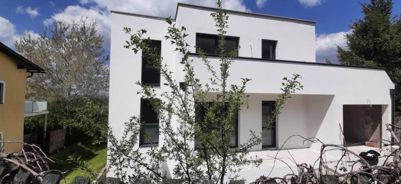 Predaj vily, Bruck an der Leitha - Vila v Hainburgu an der Donau s minimalistickou fasádou a okolím plným zelene.