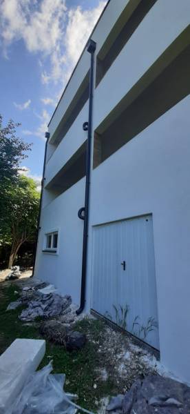 Predaj vily, Bruck an der Leitha - Vila v Hainburg an der Donau s bielou fasádou a šikmým trávnikom pri vstupe.