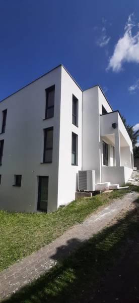 Predaj vily, Bruck an der Leitha - Vila v Hainburgu an der Donau s bielou fasádou a minimalistickým dizajnom.