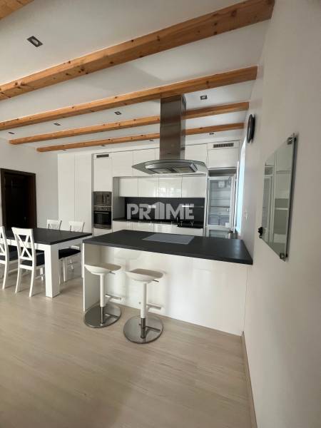 Priestranný 2i RD, tichá lokalita, parking, Na piesku, Vrakuňa - Kuchyňa s dreveným stropom, bielym nábytkom a barovými stoličkami v rodinnom dome.