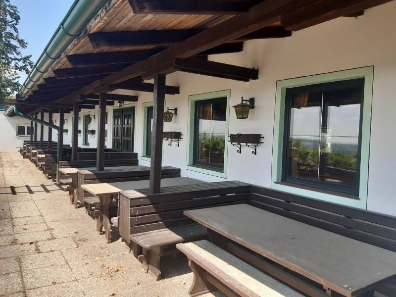 Predaj gastro priestoru, Hornerstraße, Hornerstraße, Hollabrunn - Drevené lavice a stoly pred budovou s výhľadom, ideálne Gastro priestory na ulici Hornerstraße.