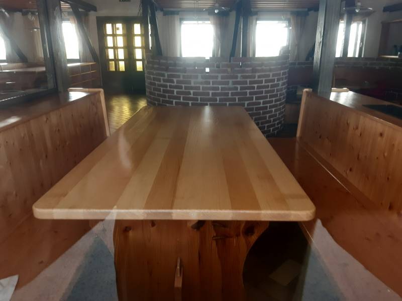 Predaj gastro priestoru, Hornerstraße, Hornerstraße, Hollabrunn - Rustikálny interiér gastro priestorov s dreveným stolom, tehlová stena na ulici Hornerstraße.