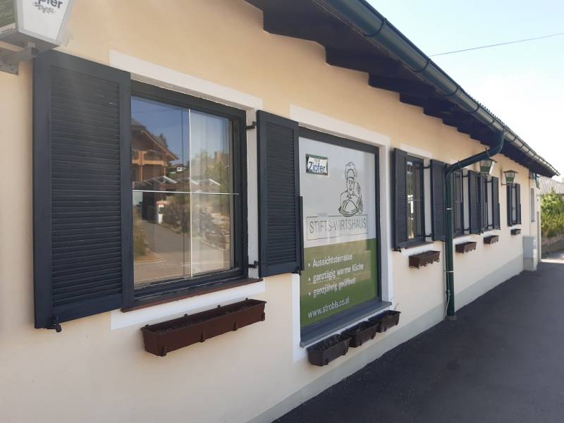 Predaj gastro priestoru, Hornerstraße, Hornerstraße, Hollabrunn - Budova s čiernymi okenicami, na ulici Hornerstraße s gastro priestormi, ponúka teplú kuchyňu.