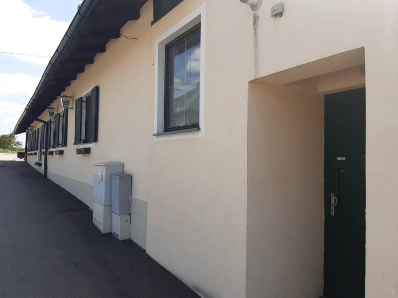 Predaj gastro priestoru, Hornerstraße, Hornerstraße, Hollabrunn - Jednoduchá biela budova na ulici Hornerstraße s oknami vhodná pre gastro priestory.