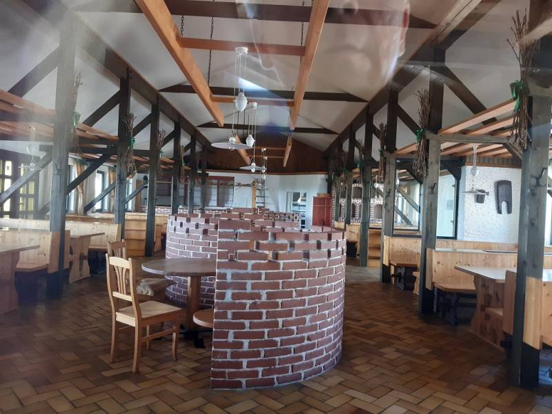 Predaj gastro priestoru, Hornerstraße, Hornerstraße, Hollabrunn - Interiér reštaurácie s tehlovým krbom na ulici Hornerstraße, ideálny pre gastro priestory.